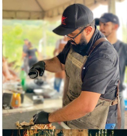 Chef preparando alimentos em evento