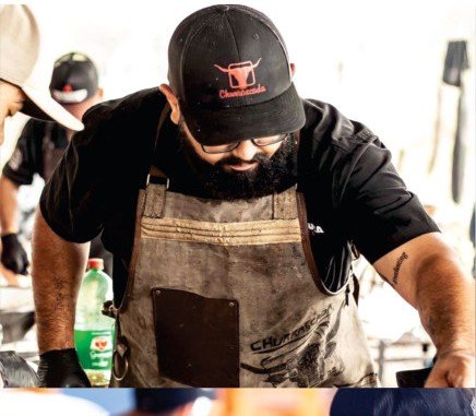 Preparação de churrasco em evento